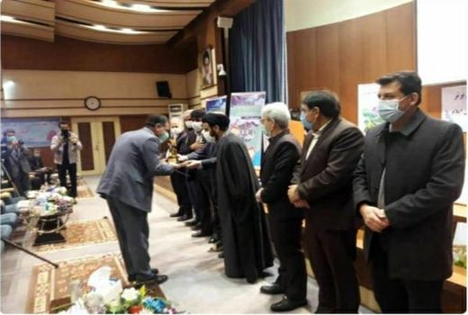 کشاورز نمونه ایلامی جایزه دریافتی از رئیس جمهور را صرف هزینه درمانی مددجوی بیمار کرد. 