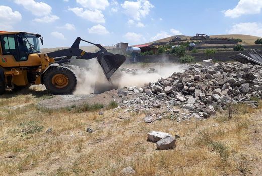 قلع و قمع بنای غیر مجاز در اراضی کشاورزی 