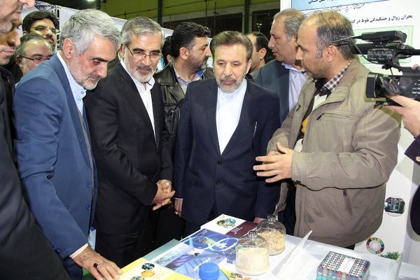 وزیر ارتباطات و فناوری اطلاعات از غرفه پژوهشکده بیوتکنولوژی کشاورزی بازدید کرد