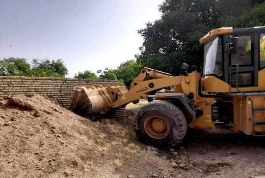 تخریب ۲۵ بنای غیر مجاز در اراضی کشاورزی شهرستان تاکستان