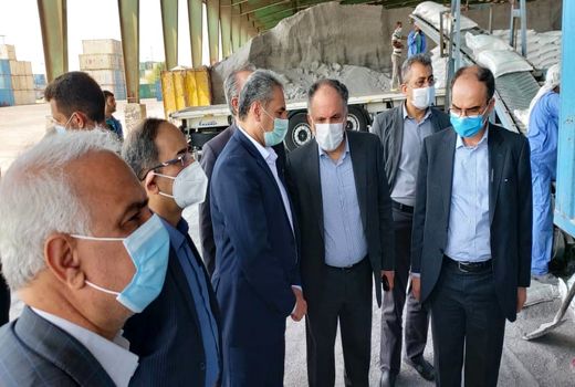 بازدید وزیرجهاد کشاورزی از سوله نگهداری ذرت و بسته‌بندی کود شیمیایی