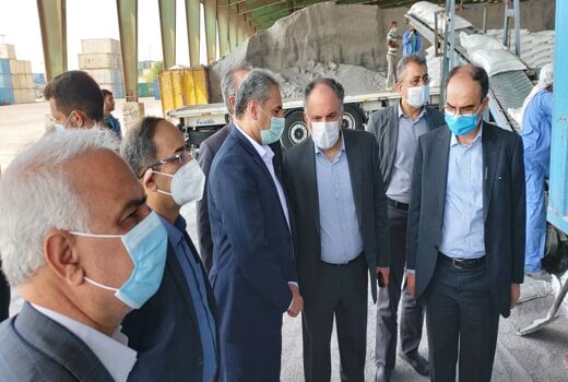 بازدید وزیرجهاد کشاورزی از سوله نگهداری ذرت و بسته‌بندی کود شیمیایی