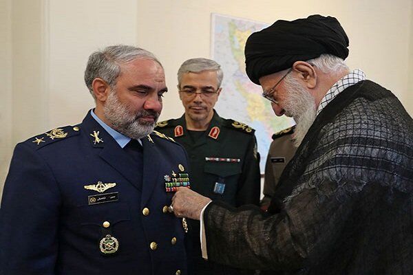 فرمانده کل قوا «نشان نصر» را به امیر شاه صفی اعطا کردند