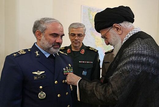 فرمانده کل قوا «نشان نصر» را به امیر شاه صفی اعطا کردند