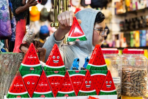 یلدا آرام می‌آید؛ با چند دانه انار و بوی خشکبار