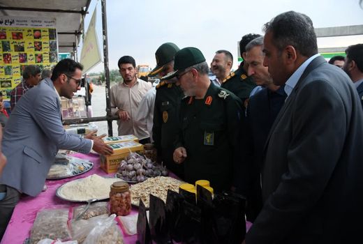 بازدید فرمانده سپاه عاشورا از نمایشگاه کشاورزی در حاشیه جشنواره سیر تیمورلو