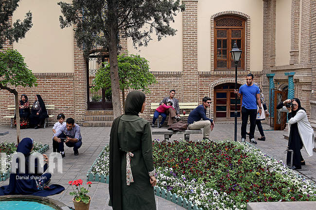 گردشگران در موزه ایران باستان و موزه مقدم