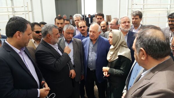 بازدید حجتی از یک طرح مبتکرانه ایجاد گلخانه که برای نخستین بار در خاورمیانه صورت می گیرد