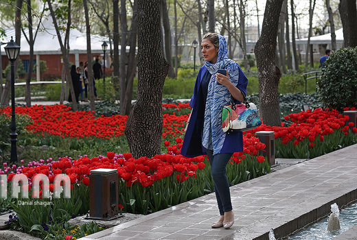 گردشگران نوروزی در باغ گل ایرانی