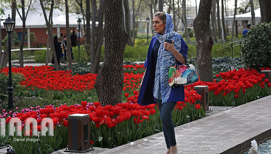 گردشگران نوروزی در باغ گل ایرانی