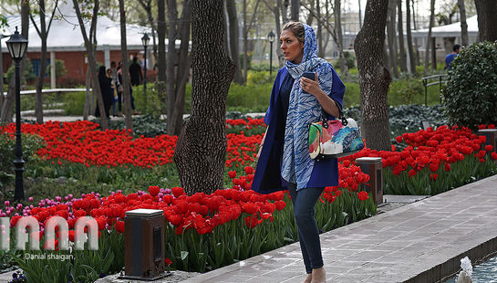 گردشگران نوروزی در باغ گل ایرانی