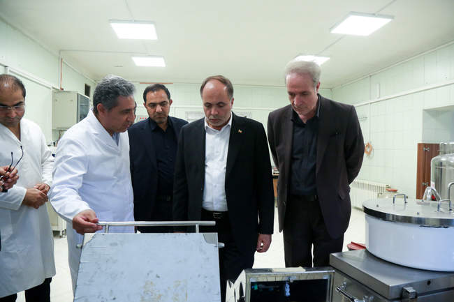  بازدید وزیر جهاد کشاورزی از نخستین مرکز تخصصی تولید و انتقال جنین از گاوهای نژاد ممتاز کشور 