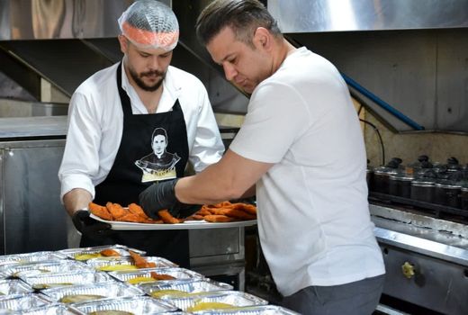 طبخ و توزیع غذاهای دریایی در مرکز شیرخوارگاه احسان تبریز