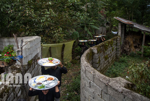 نذری ظهر عاشورا در روستای صیقل‌سرا 