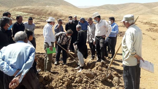 آموزش باغداران طرح احداث باغ دیم هارونی در شهرستان شهرکرد