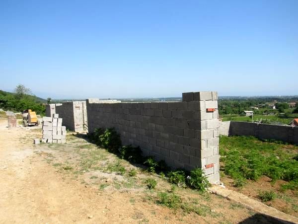 شناسایی دیوار کشی غیرمجاز دراراضی کشاورزی کازرون