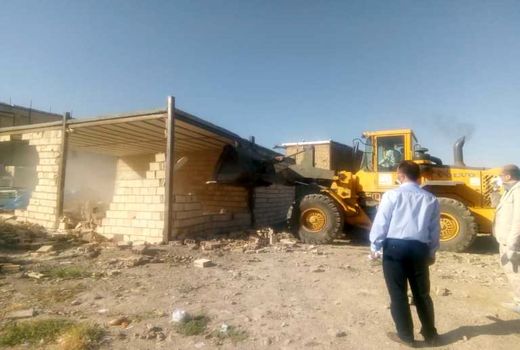تخریب 10 ساخت وساز غیرمجاز در اراضی کشاورزی شهرستان قرچک