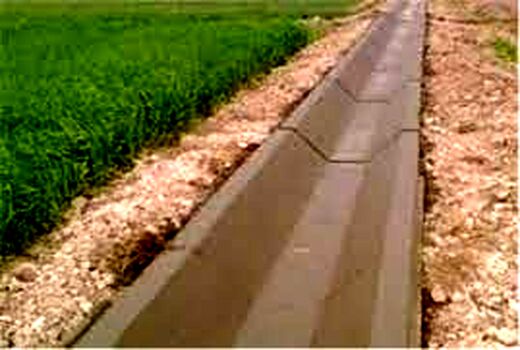 جلوگیری از هدررفت آب با لایروبی کانال های آبیاری در حمیدیه