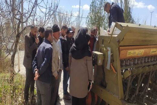برگزاری کارگاه آموزشی تنظیم دستگاه عمیق‌کار برای کشت گلرنگ در بستان‌آباد