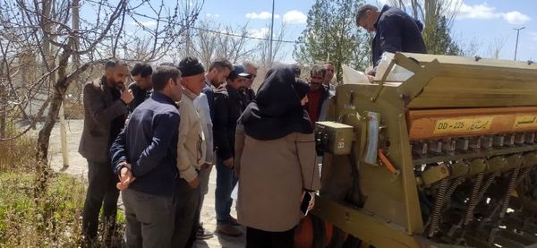 برگزاری کارگاه آموزشی تنظیم دستگاه عمیقکار برای کشت گلرنگ در بستانآباد