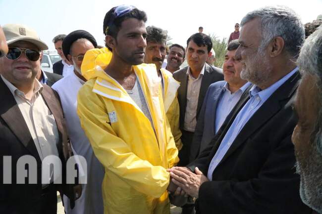 بازدید وزیر جهاد کشاورزی از کانون های آلوده به آفت ملخ صحرایی در شهرستان سیریک استان هرمزگان