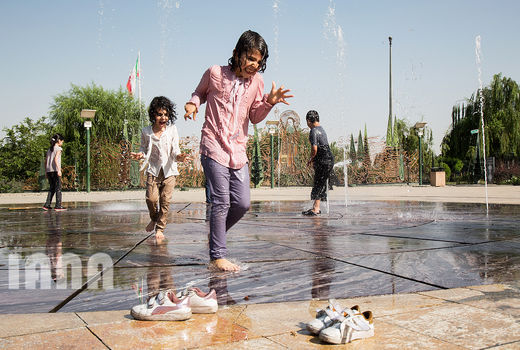 آب‌بازی کودکان در پارک آب‌و‌آتش