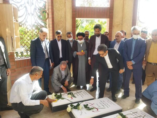 غبار روبی گلزار شهدا در اولین روز از هفته جهادکشاورزی با حضور رئیس سازمان