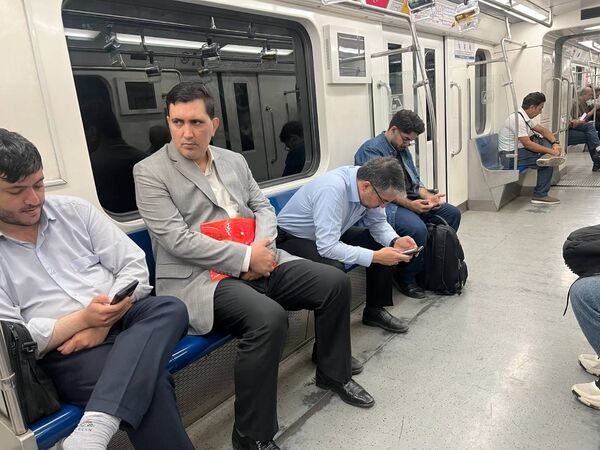 همراهی مدیرعامل مؤسسه جهاد استقلال با پویش سه‌شنبه‌های بدون خودرو؛ مسعود نمازی با مترو به محل کار رفت