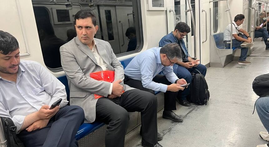 همراهی مدیرعامل مؤسسه جهاد استقلال با پویش سه‌شنبه‌های بدون خودرو؛ مسعود نمازی با مترو به محل کار رفت