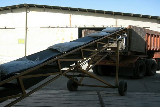 آمادگی برای تأمین و توزیع کودهای مورد نیاز کشاورزان برای کشت پاییزه