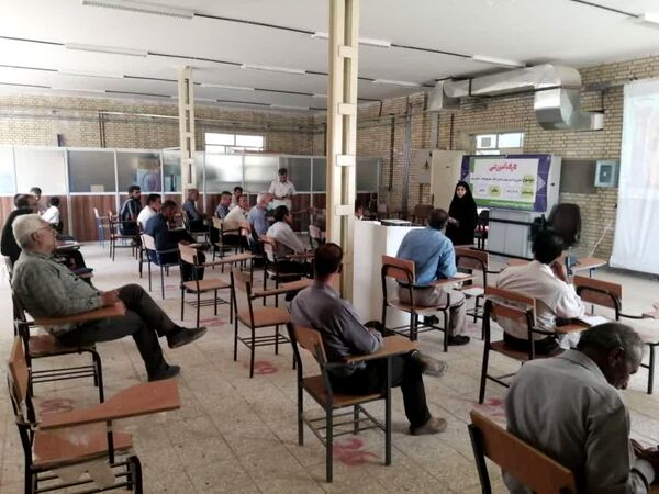 برگزاری کارگاه آموزشی آشنایی با افت زنجره بادام در شهرستان سامان 