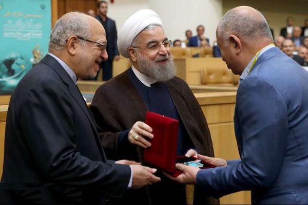 مدال افتخار ملی صادرات بر سینه بنیانگذار "کاله" نشست