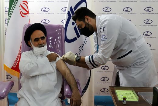 نماینده ولی فقیه در وزارت جهاد کشاورزی دُز اول واکسن رازی کووپارس را دریافت کرد