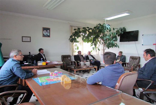 برگزاری جلسه بررسی مسائل و مشکلات پروژه  لوله گذاری روستای خراجو در شهرستان آذرشهر  