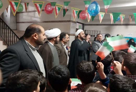 نواختن زنگ انقلاب در مدرسه روستایی در شهر قزوین 