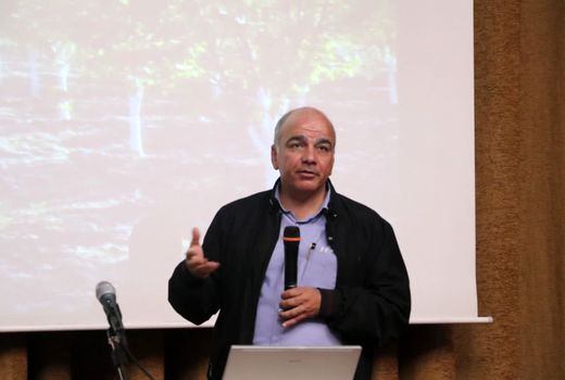 نشست توسعه باغ‌های گلابی استان قزوین با حضور باغداران برگزار شد