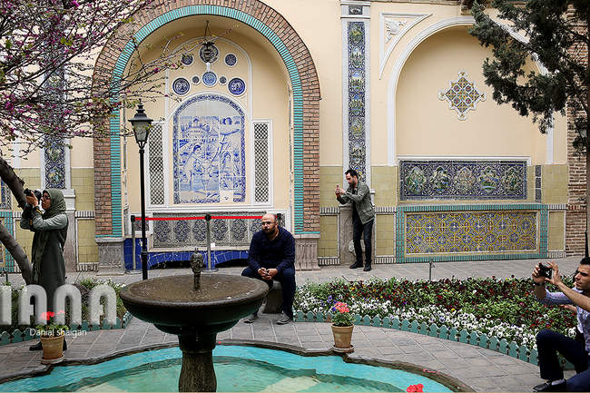 گردشگران در موزه ایران باستان و موزه مقدم