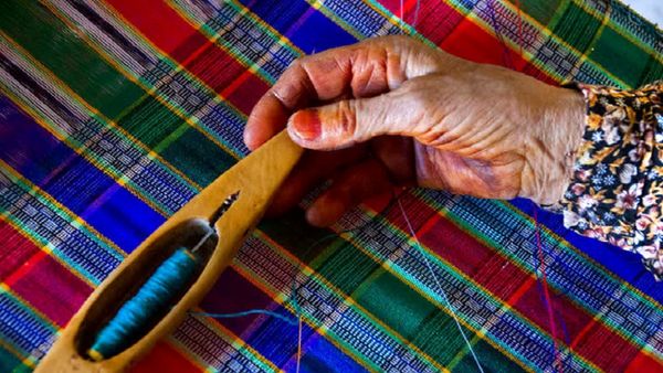 جاجیم و چادرشب؛ بافته‌های فراموش‌شده زندگی کشاورز و دامدار/ صنایع دستی کشاورزی‌محور ایران