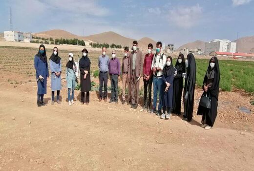 بازدید اصحاب رسانه  از مزرعه چهار هکتاری گیاهان دارویی سایت الگویی دانشگاه آزاد اسلامی شهرکرد 
