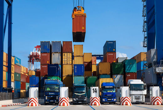 وجود ۳,۶ میلیون تن کالاهای اساسی در بنادر