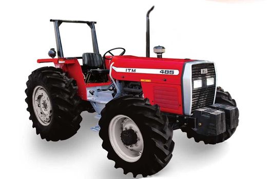 بانوی تنگستانی گواهینامه ویژه رانندگی تراکتور دریافت کرد