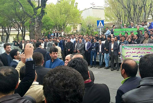 تجمع جمعی از کارگزاران بیمه کشاورزی مقابل مجلس