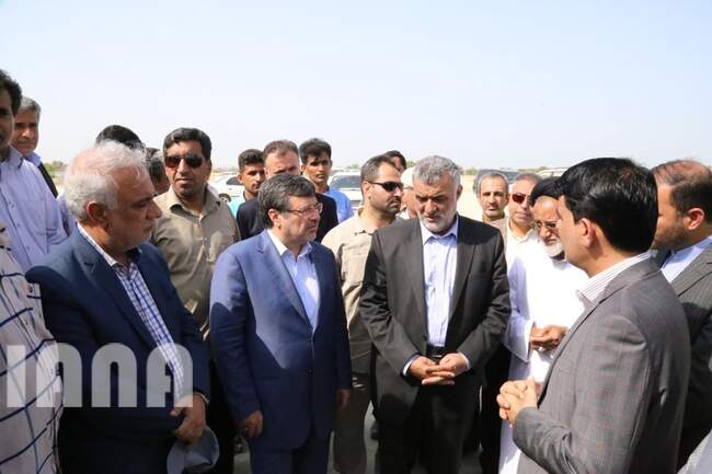 بازدید وزیر جهاد کشاورزی از کانون های آلوده به آفت ملخ صحرایی در شهرستان سیریک استان هرمزگان