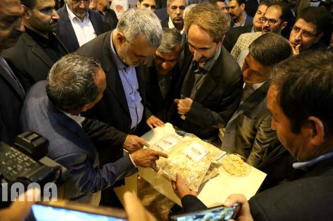 بازدید وزیر جهاد کشاورزی از چهارمین نمایشگاه توانمندی های عشایر و روستائیان