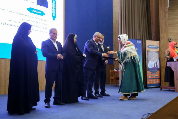تجلیل از زهرا ملکی، بانوی کارآفرین شبستری در آیین ملی روز جهانی زنان روستایی و عشایری