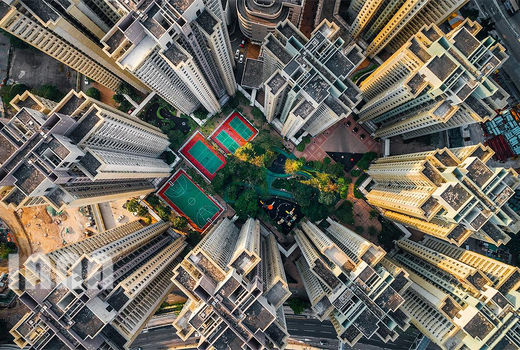 فضای سبز بین مجتمع‌های آپارتمانی عظیم در هنگ‌کنگ