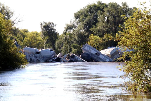 خروج قطار ۹۵ واگنی از ریل در آمریکا 