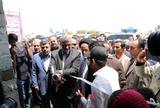افتتاح مزرعه پرورش میگو توسط وزیر جهاد کشاورزی در ساحل سیریک استان هرمزگان