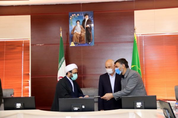 اهدا سند افتخار به رئیس سازمان جهاد کشاورزی استان سمنان