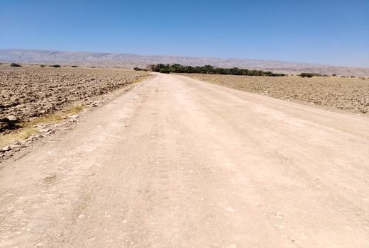 مرمت و بازسازی یک جاده بین مزارع در خنج 
